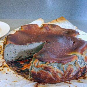 Basque Burnt Cheesecake vị mè đen
